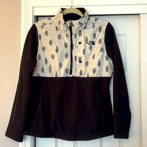 Great North face black & white 1/2 zip pullover fleece!!